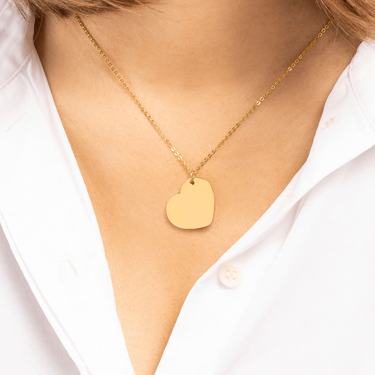 Collier cœur gravé porté – Éclat Gravé